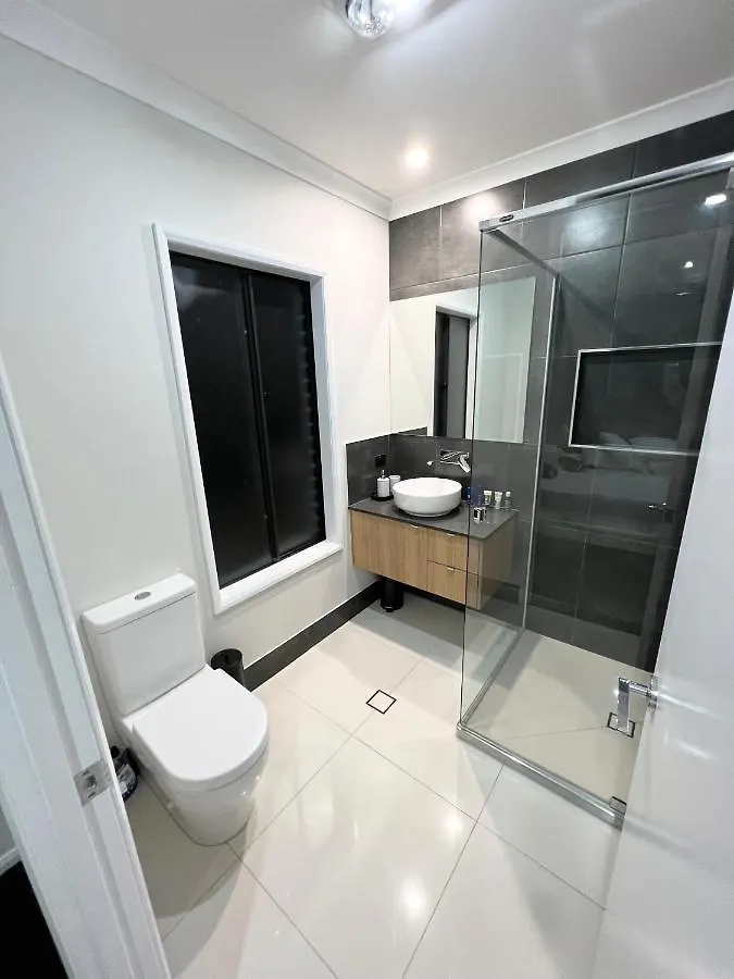 Plantation Retreat 4 Bedroom Modern Home Landsborough Holiday home